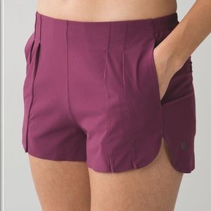 Lululemon &go endeavor short size 4 red grape